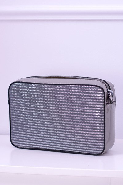 Šedá lakovaná dámska taška sa nebála