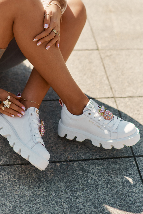 Kožené tenisky s ozdobnou broží ananas CheBello 4651 bílé