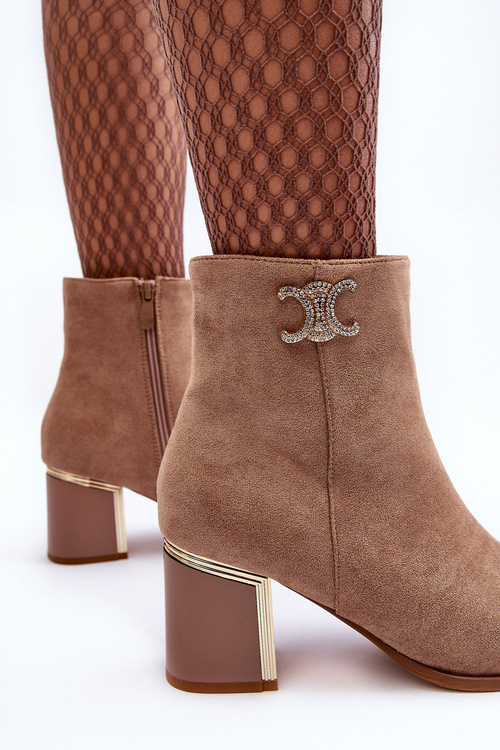 Semišové topánky na mieste s dekoráciou béžovej dwinja