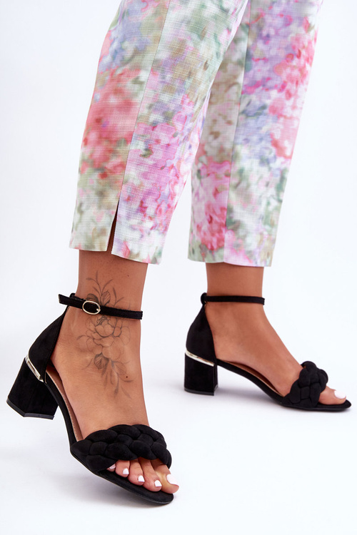 Zamszové Sandály S Copánkem Černé Essenza