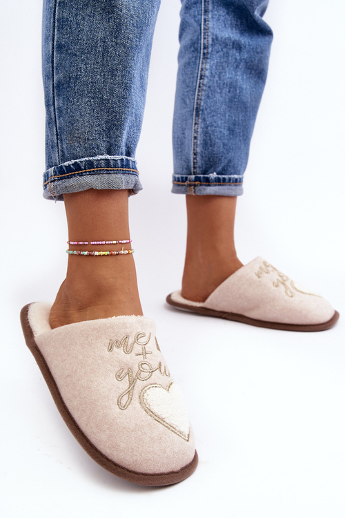 Dámske klasické papuče izolované béžové maby