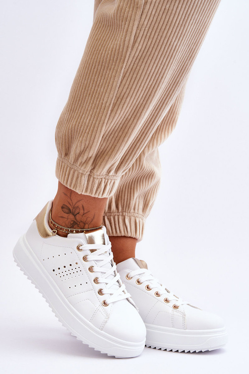 Dámske biele a zlaté športové topánky sú prvé!