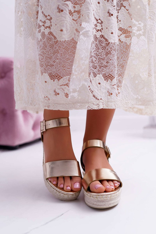 Dámske sandále s veľkou hviezdou na zlatej platforme DD274742