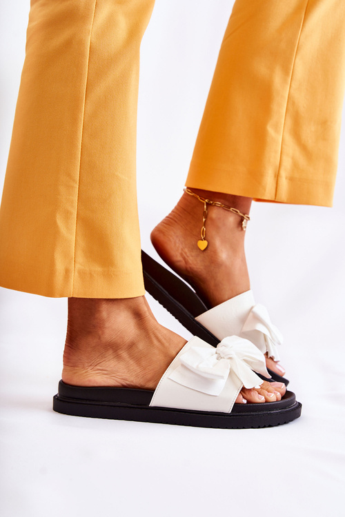 Klasické dámske kožené papuče s bielou bielou desy