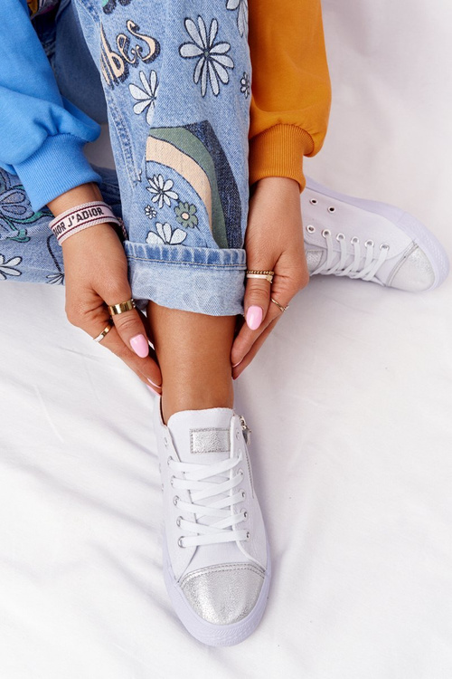 Ženské biele a strieborné tenisky festivalu