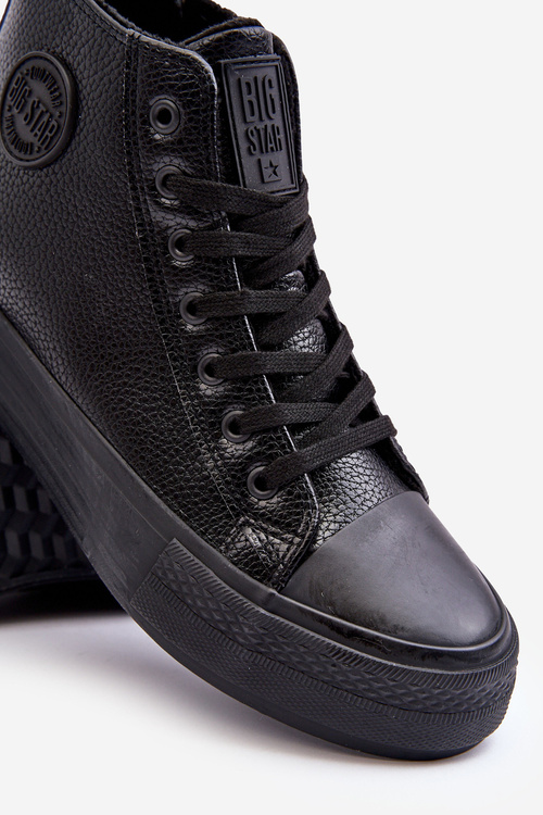 Izolované tenisky s vysokými mužmi na posúvaní čiernej veľkej hviezdy MM174065