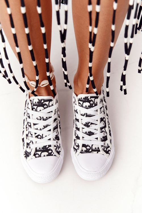 Ženské prihlásené v bielych a bielych teniskách voľna dňa