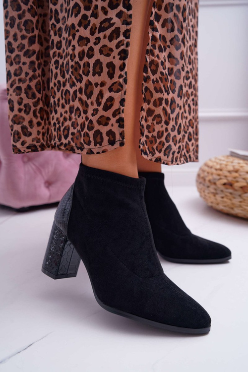Dámske semišové topánky na čiernom post
