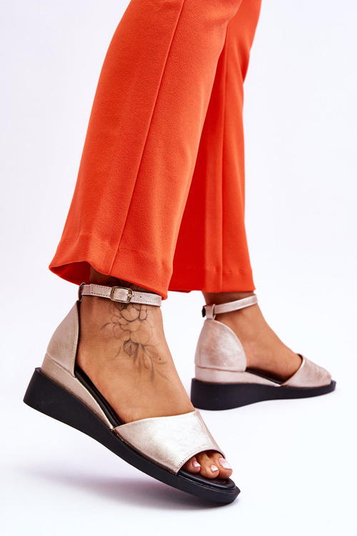 Dámske klasické kožené sandále na klinoch zlatom Truett