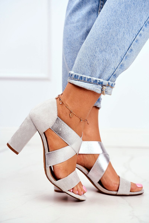 Elegantné vložené sandále na stĺp