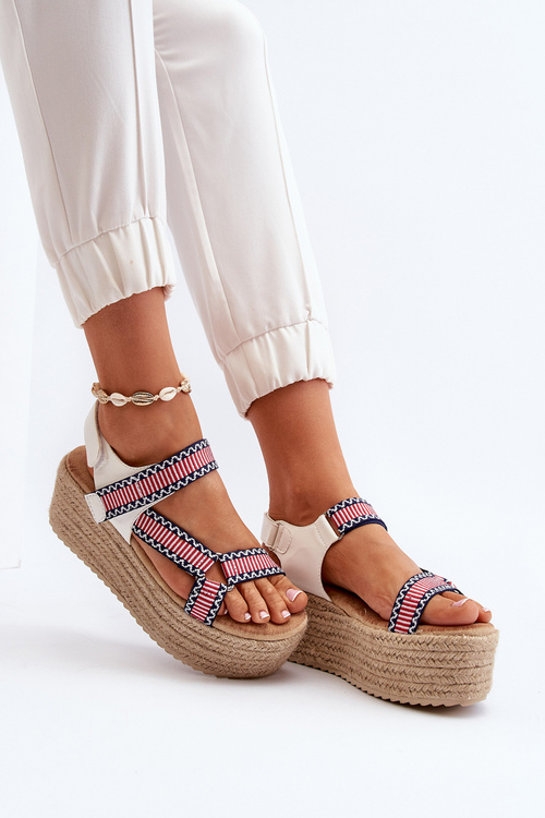 Dámske sandále na pletenej masívnej podrážke biele Luminea