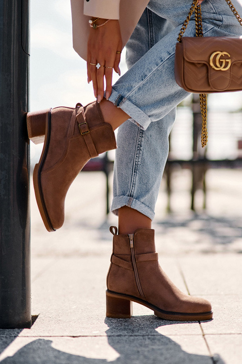 Semišové topánky s hnedou sponou hniezda