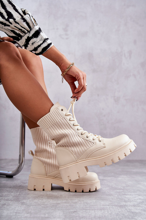 Dámske tašky s béžovými ponožkami