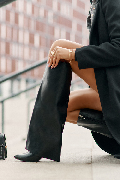 Zateplené kozačky na jehlovém podpatku s ohrnutým svrškem černé Tamonia