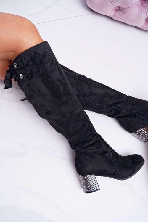 Dámske topánky na stĺpe semide izolovaných yonas