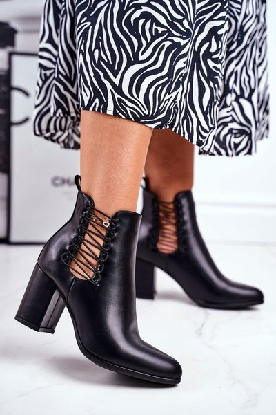 Dámske topánky na príspevku skĺznuté s elastickou čiernou vibom