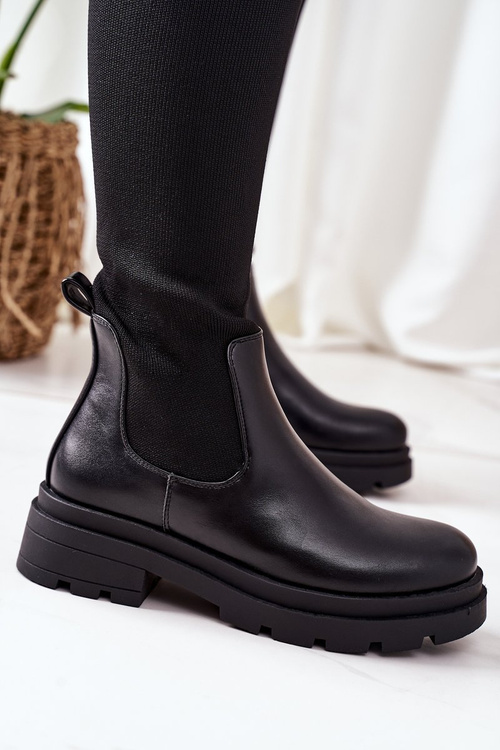 Kozáky vyrobené z flexibilnej tkaniny na kolenej čiernej ľadovej káve