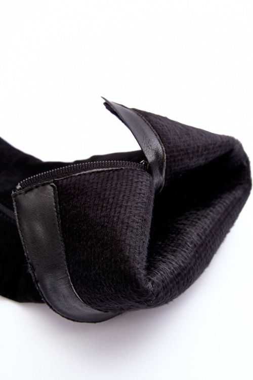 Topánky pred kolenom na stĺpe semišovej čiernej Killity