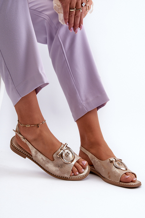 Elegantní dámské sandály se zlatým ozdobou na ploché podrážce Zlaté S.Barski KV27-053