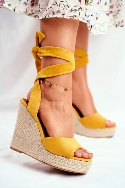 Dámske sandále na klinách zviazané žlté Belleza
