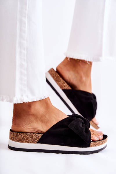 Papuče na čiernej tak pohodlnej platforme