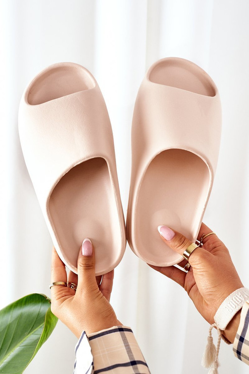 Gumové papuče na nahej rozkvitnenej plošine