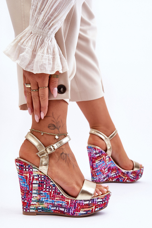 Dámske sandále na farebnom zlatom klini