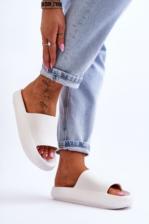 Módne svetlé žabky