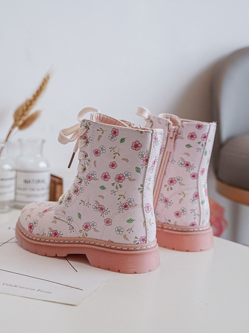 Izolované detské topánky pre ružový posúvač dolida