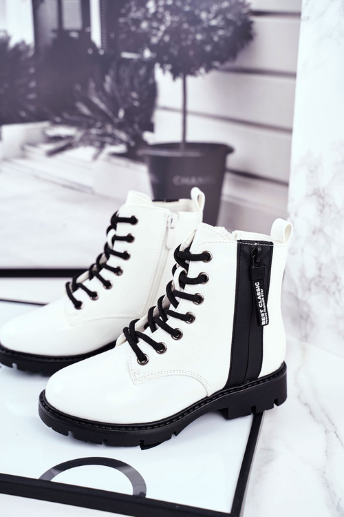 Detské topánky izolované zipsom lakovaným bielym sokolom