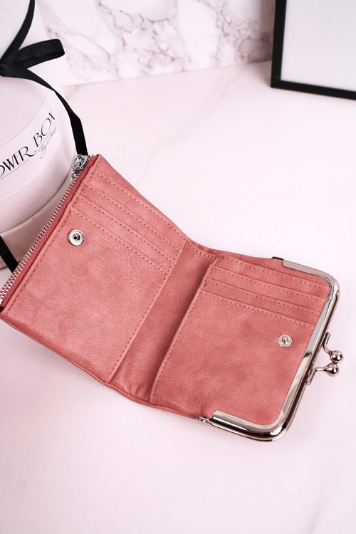 Malá dámska peňaženka pripevnená ružovým bigigom