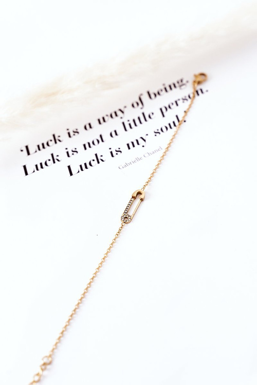 Náramok s bezpečnostným kolíkom a zlatými zirkónmi