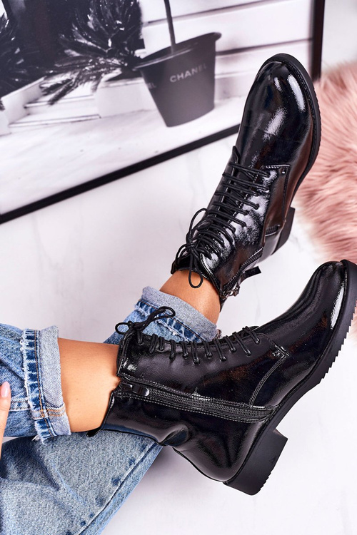 Klasické dámske izolované lakované topánky čierna jednoduchosť