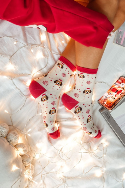 Vianočné Dámske Ponožky Psy V Čiapke Mikuláša Béžové