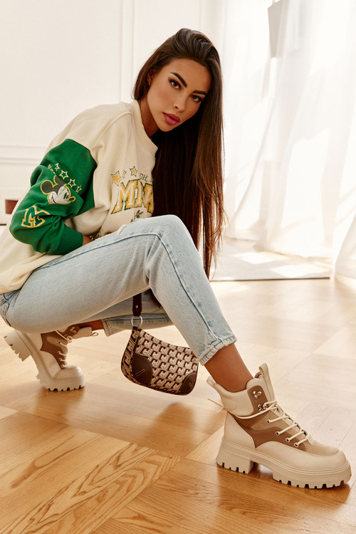 Izolované topánky béžové hnedé osadenie