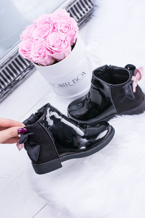 Čierne detské topánky izolované s posúvacou lakovanou malú Dianu