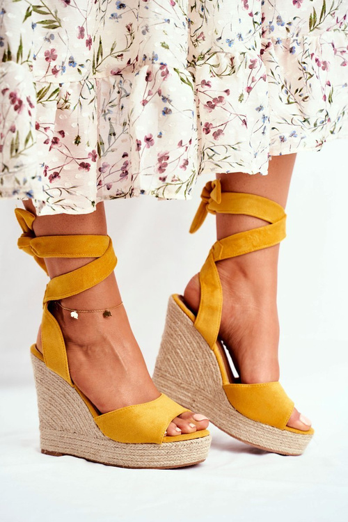 Dámske sandále na klinách zviazané žlté Belleza