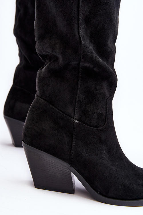 Ženské topánky na vysokých podpätkoch pred kolenom