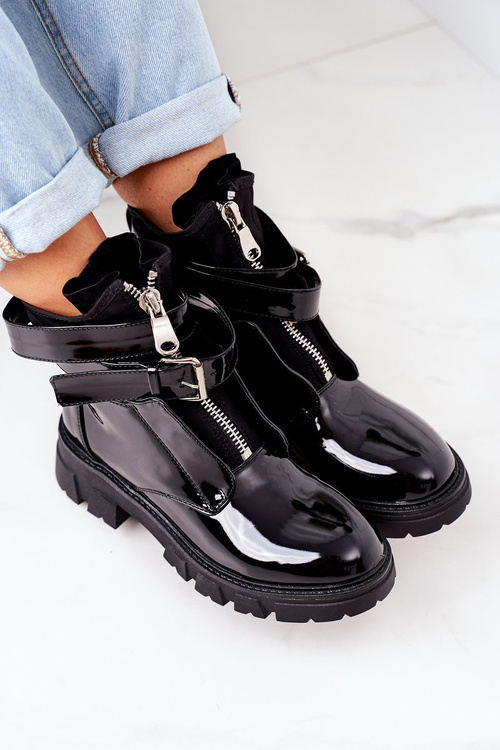 Maľované izolované topánky čierne nie sú skutočné