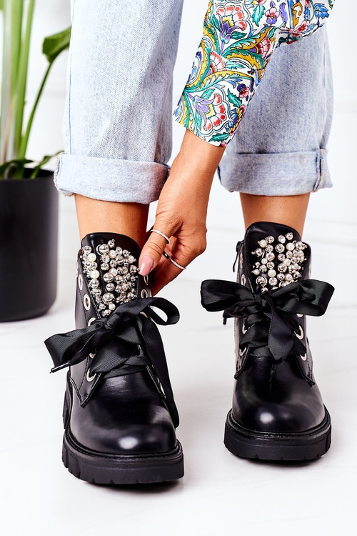 Izolovaní pracovníci s kovovými perlami čierna perla