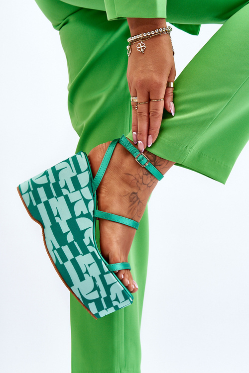 Módní sandály na klínu se vzory Zelene Claria