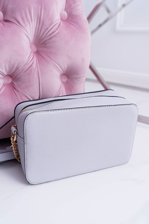 Dámska kabelka so zlatou reťazou sivou