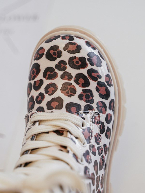 Izolované detské topánky na béž-hnedom zlide zlida