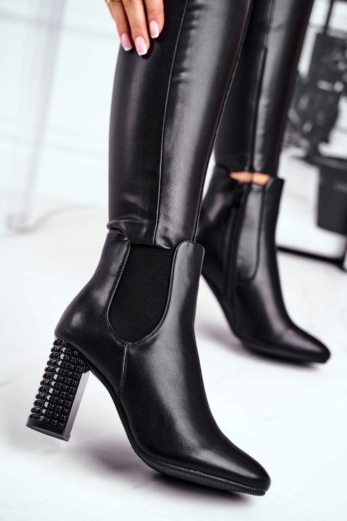 Dámske topánky na čiernom mieste vo vašich očiach