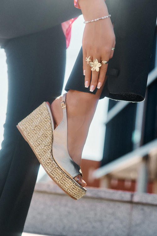 Dámské Kožené Sandály Na Klínu S Pletením Laura 2789 Zlaté