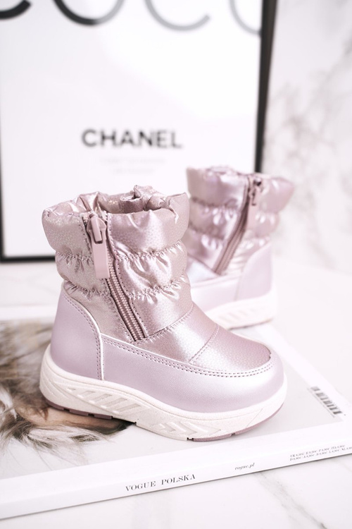 Detské snehové topánky izolované ružovou vlnou cruella