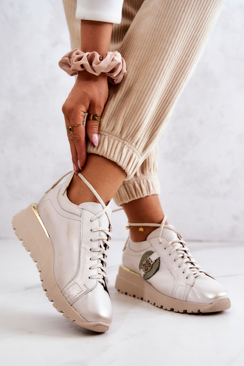 Kožená sportovní obuv na klínku Maciejka 05492-04 Béžová