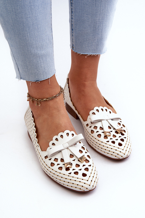 Biela dámska balerínka s výrezom a mašľou Nestavia