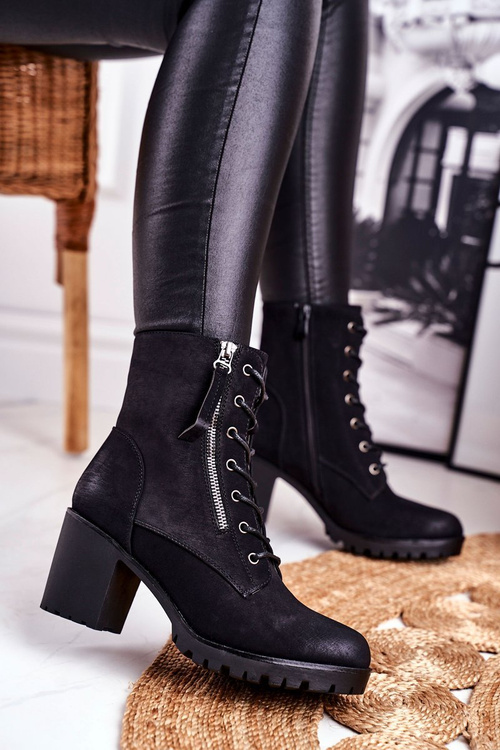 Ženské topánky na poštovom izolovanom čiernom Vimeni