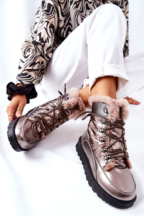 Vysoké snehové topánky izolované kožušinou zlatého kŕmna